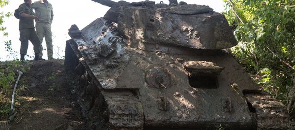 Операция специалистов отдела поиска, ремонта и реставрации экспонатов парка Патриот по подъему со дна реки Дон танка Т-34-76 - Sputnik Кыргызстан