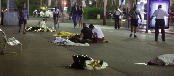 Тела погибших и пострадавшие в результате теракта в Ницце - Sputnik Кыргызстан