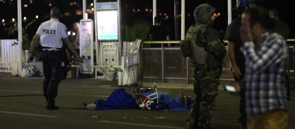 Сотрудники полиции и военные на месте теракта в Ницце в ходе праздника в честь Дня взятия Бастилии - Sputnik Кыргызстан