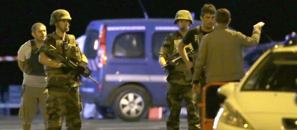 Сотрудники правоохранительных органов проверяют документы у водителя - Sputnik Кыргызстан