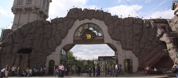 Посетители у главного входа в Московский зоопарк. Архивное фото - Sputnik Кыргызстан