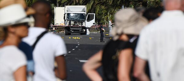 Фейерверк көргөнү чогулган элди тебелеп кеткен жүк ташуучу унаа Фейерверк көргөнү чогулган элди тебелеп кеткен жүк ташуучу унаа - Sputnik Кыргызстан