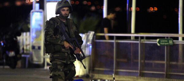 Сотрудник правоохранительных органов на месте теракта в Ницце - Sputnik Кыргызстан