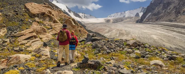 Туристы в горах Кыргызстана. Архивное фото Туристы в горах Кыргызстана. Архивное фото - Sputnik Кыргызстан