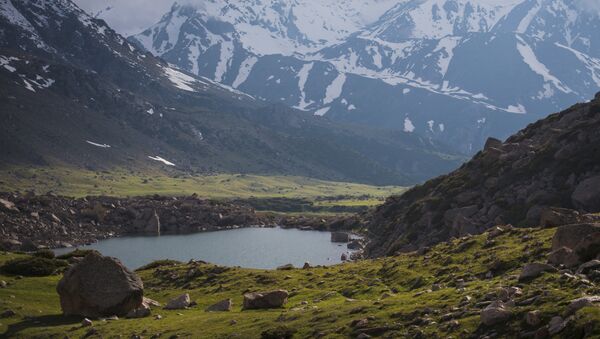 Безымянное высокогорное озеро в горах Таласской области. Архивное фото - Sputnik Кыргызстан