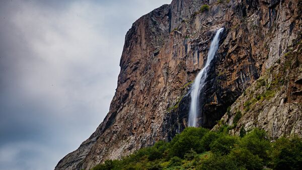 Белогорское ущелье. Это место находится в 80 километрах от Бишкека и славится 80-метровым водопадом Ала-Тоо. - Sputnik Кыргызстан