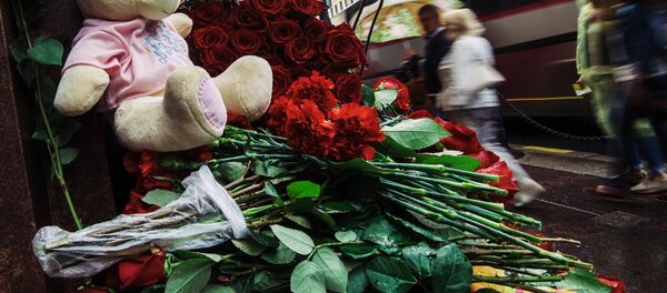 Цветы и детские игрушки у Генерального консульства Франции в Санкт-Петербурге в память о погибших в результате террористического акта в Ницце - Sputnik Кыргызстан