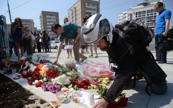 Прохожие возлагают цветы и свечи у французского посольства в Москве - Sputnik Кыргызстан