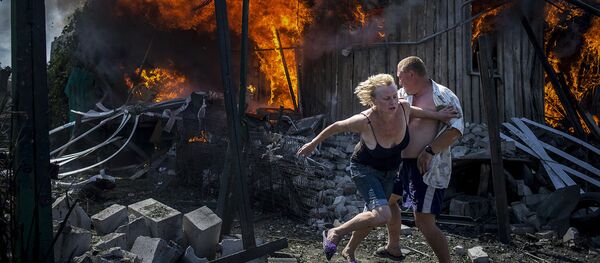 Жители станицы Луганской, которые спасаются от пожара, возникшего в результате авиаудара вооруженных сил Украины - Sputnik Кыргызстан