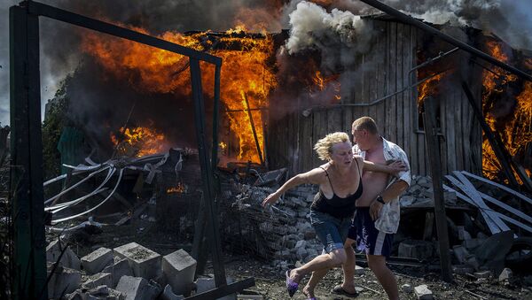 Жители станицы Луганской, которые спасаются от пожара, возникшего в результате авиаудара вооруженных сил Украины - Sputnik Кыргызстан