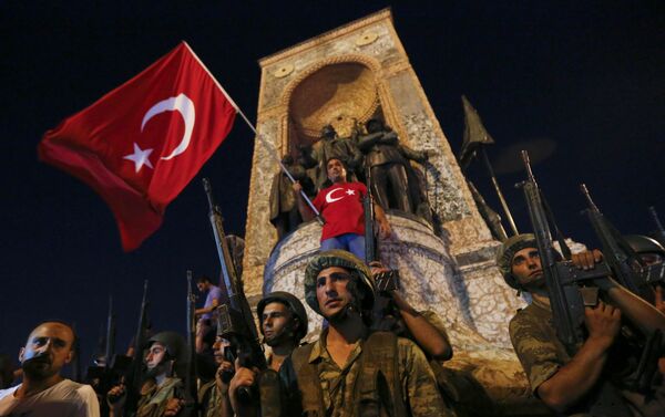 Турецкие военные на площади в Стамбуле - Sputnik Кыргызстан