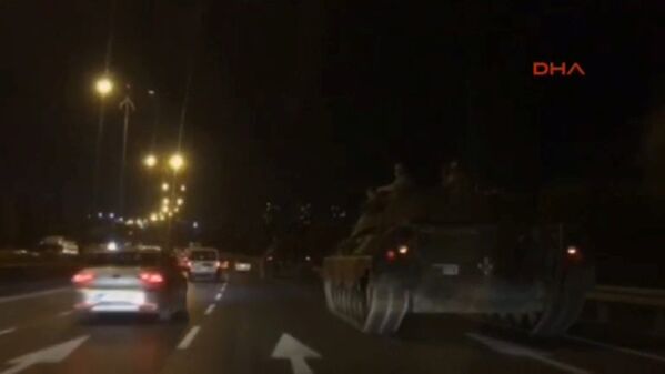 Стамбулдагы эл аралык Ататүрк аба майданында жанында танкалар жүргөнөн NTV каналы билдирди - Sputnik Кыргызстан