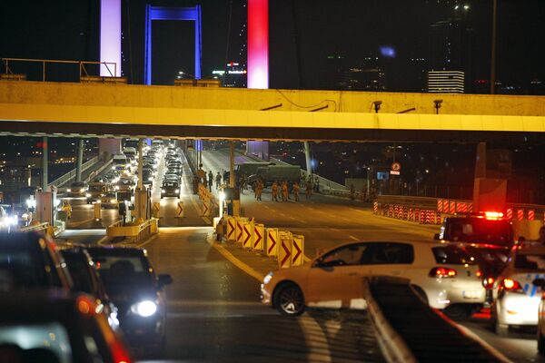 Ранее турецкая полиция перекрыла движение по обоим мостам через пролив Босфор из азиатской в европейскую часть Стамбула - Sputnik Кыргызстан