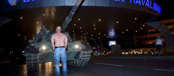 Мужчина стоит перед танком возле аэропорта Стамбула - Sputnik Кыргызстан