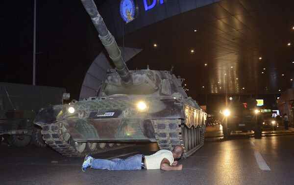 Мужчина лежит перед танком возле аэропорта Стамбула - Sputnik Кыргызстан