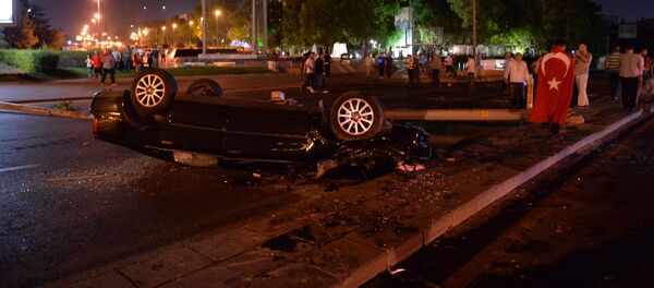 Перевернутый автомобиль на площади Анкары - Sputnik Кыргызстан