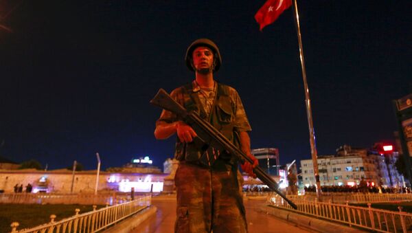 Турецкий военнослужащий стоит на площади Таксим в городе Стамбуле. Архивное фото - Sputnik Кыргызстан