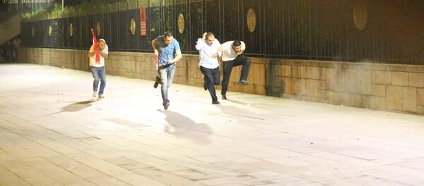 Люди убегают от здания парламента Турции где едет стрельба - Sputnik Кыргызстан