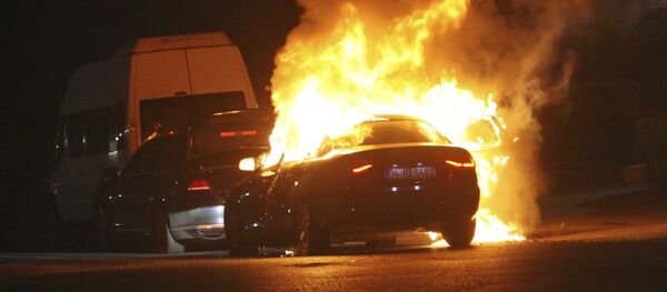 Горящий автомобиль в ходе перестрелки турецкими военными и полицейским на площади Таксим в Стамбуле - Sputnik Кыргызстан