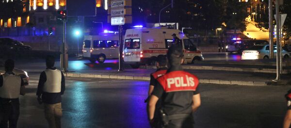 Автомобили скорой помощи рядом с президентским дворцом в районе Бештепе в Анкаре - Sputnik Кыргызстан