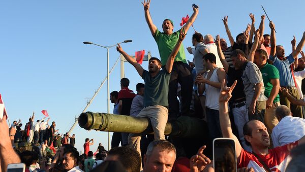 Радость сторонников Эрдогана, отбивших у мятежников мост через Босфор - Sputnik Кыргызстан