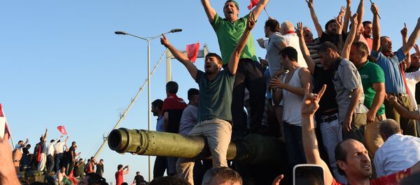 Радость сторонников Эрдогана, отбивших у мятежников мост через Босфор Радость сторонников Эрдогана, отбивших у мятежников мост через Босфор - Sputnik Кыргызстан