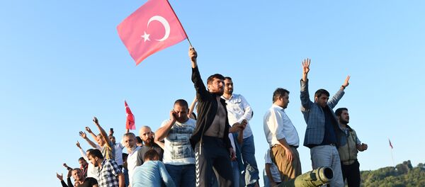 Жители Стамбула празднуют отбитие у военных моста Босфорскиого моста Жители Стамбула празднуют отбитие у военных моста Босфорскиого моста - Sputnik Кыргызстан