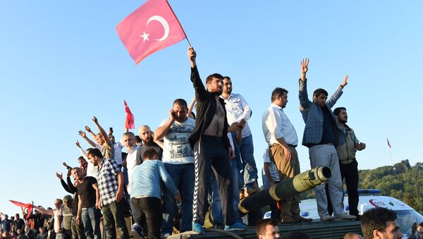 Жители Стамбула празднуют отбитие у военных моста Босфорскиого моста - Sputnik Кыргызстан