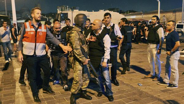 Конфликт Турецкого военного с полицейским на площади Таксим в Стамбуле - Sputnik Кыргызстан