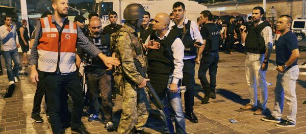 Конфликт Турецкого военного с полицейским на площади Таксим в Стамбуле - Sputnik Кыргызстан