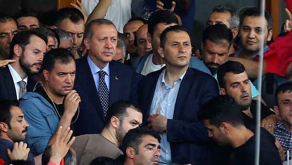 Президент Турции Реджеп Тайип Эрдоган во время выступления перед народом в Стамбуле - Sputnik Кыргызстан
