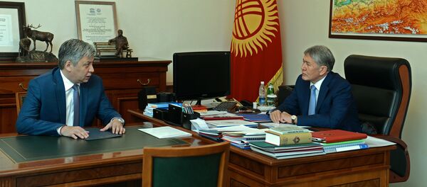 Президент Алмазбек Атамбаев Эрлан Абдылдаевди кабыл алуу учурунда Президент Алмазбек Атамбаев Эрлан Абдылдаевди кабыл алуу учурунда - Sputnik Кыргызстан