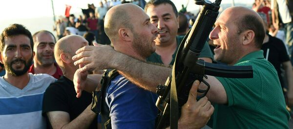 Жители Стамбула празднуют отбитие моста Босфорскиого моста - Sputnik Кыргызстан