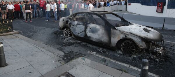 Сожженный автомобиль на одном из улиц Стамбула - Sputnik Кыргызстан