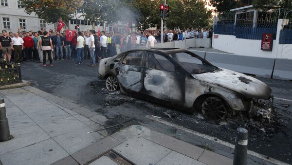 Сожженный автомобиль на одном из улиц Стамбула - Sputnik Кыргызстан