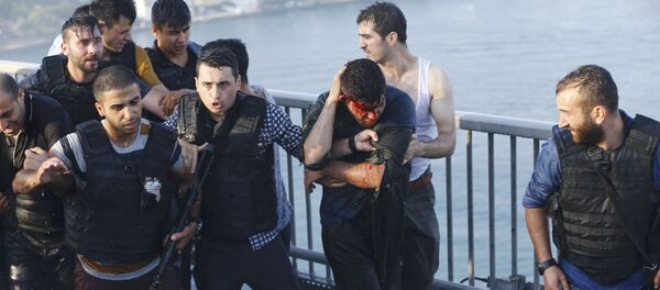 Мост через Босфор. Полиция пытается защитить солдат от разъяренной толпы - Sputnik Кыргызстан