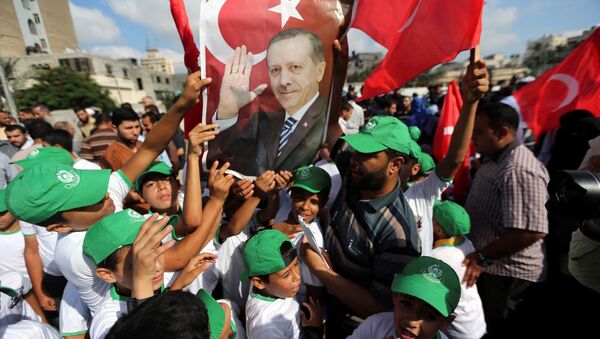 Сторонники президента Турции Тайип Эрдогана с его портретом - Sputnik Кыргызстан