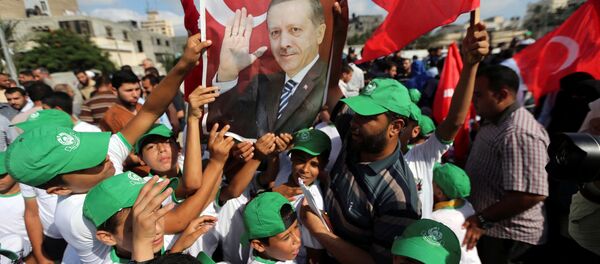 Сторонники президента Турции Тайип Эрдогана с его портретом - Sputnik Кыргызстан