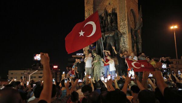 Сторонники президента Эрдогана на площади Таслим в городе Стамбул - Sputnik Кыргызстан