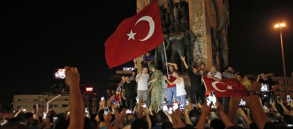 Сторонники президента Эрдогана на площади Таслим в городе Стамбул - Sputnik Кыргызстан
