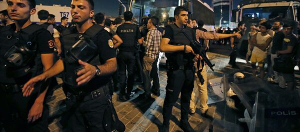 Сотрудники полиции турции на площади Таксим в Стамбуле Сотрудники полиции турции на площади Таксим в Стамбуле - Sputnik Кыргызстан