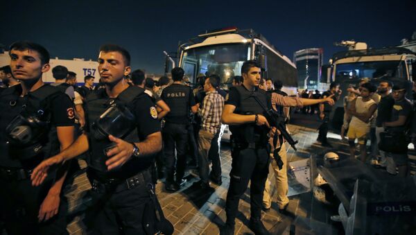 Сотрудники полиции турции на площади Таксим в Стамбуле - Sputnik Кыргызстан