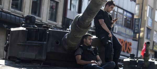 Сотрудники полиции сидят на танке в Стамбуле - Sputnik Кыргызстан
