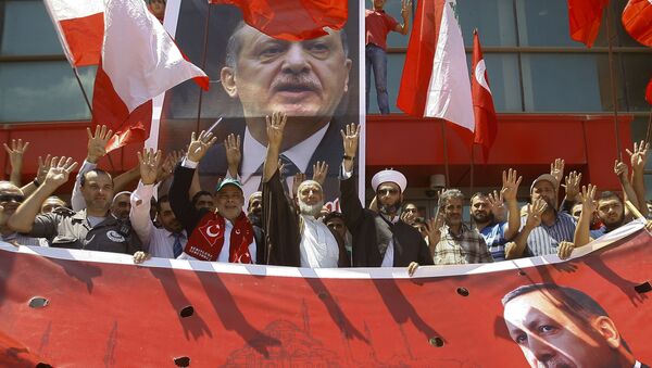 Сторонники президента Турции Тайип Эрдогана во время митинга в его поддержку - Sputnik Кыргызстан