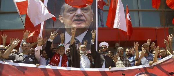 Сторонники президента Турции Тайип Эрдогана во время митинга в его поддержку - Sputnik Кыргызстан