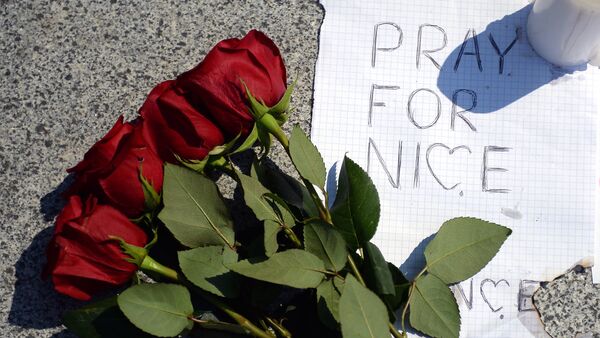 Цветы и свечи в память о погибших в результате террористического акта в Ницце - Sputnik Кыргызстан