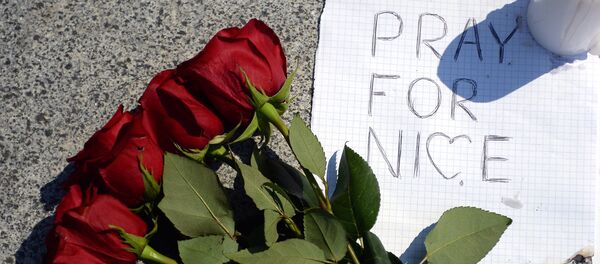 Цветы и свечи в память о погибших в результате террористического акта в Ницце - Sputnik Кыргызстан