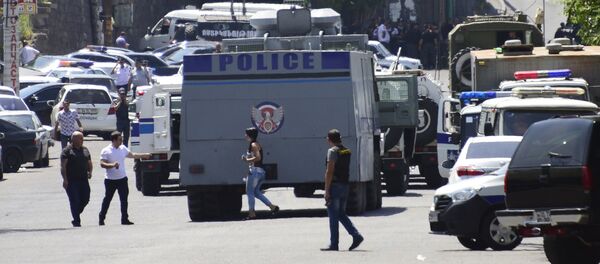 Көчөнү жаап жаткан полиция кызматкерлери - Sputnik Кыргызстан