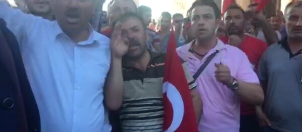 Толпа возле здания парламента Турции требует казнить мятежников Толпа возле здания парламента Турции требует казнить мятежников - Sputnik Кыргызстан