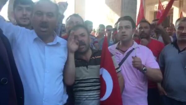 Толпа возле здания парламента Турции требует казнить мятежников - Sputnik Кыргызстан